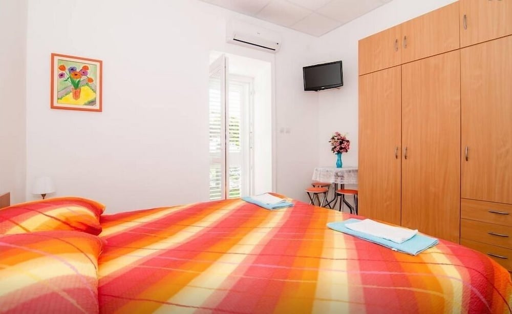 Romantic Apartment, 1 King Bed, Terrace, Beachside