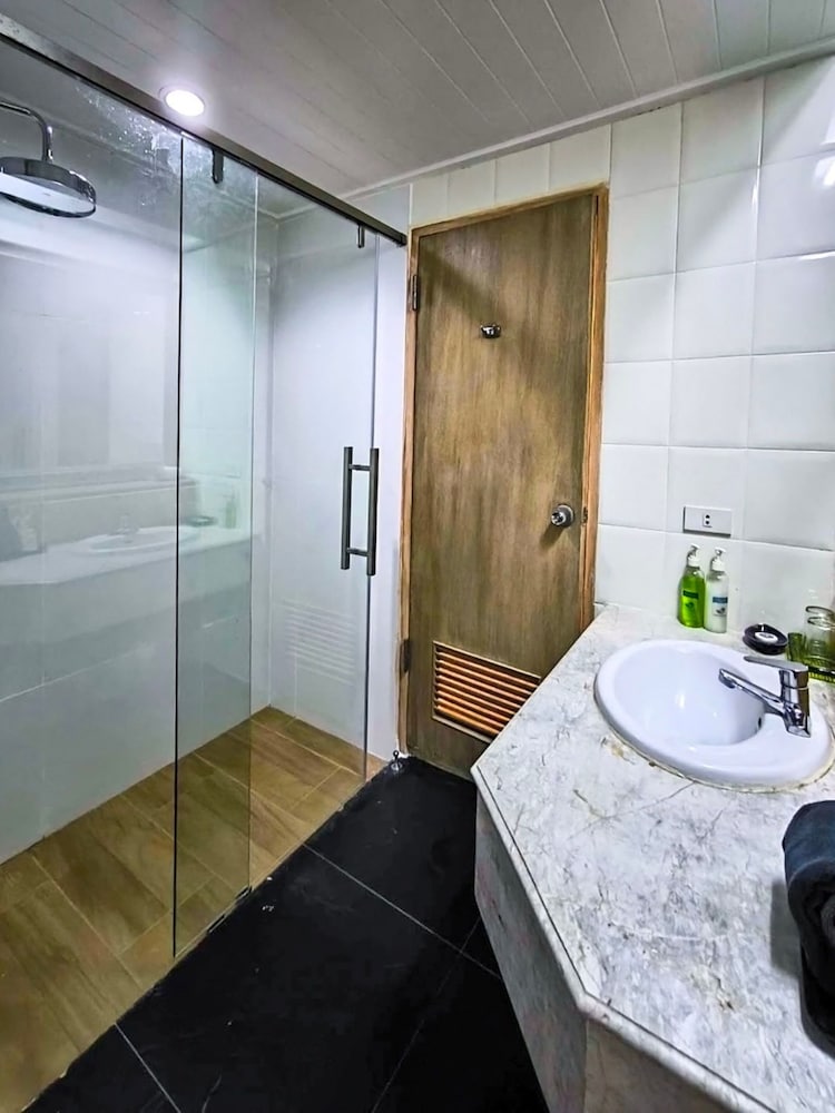 Deluxe Room - Photo 9