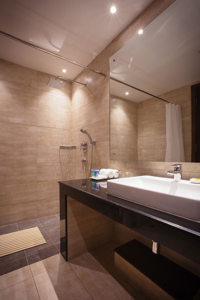 Deluxe Premium Room - Photo 11