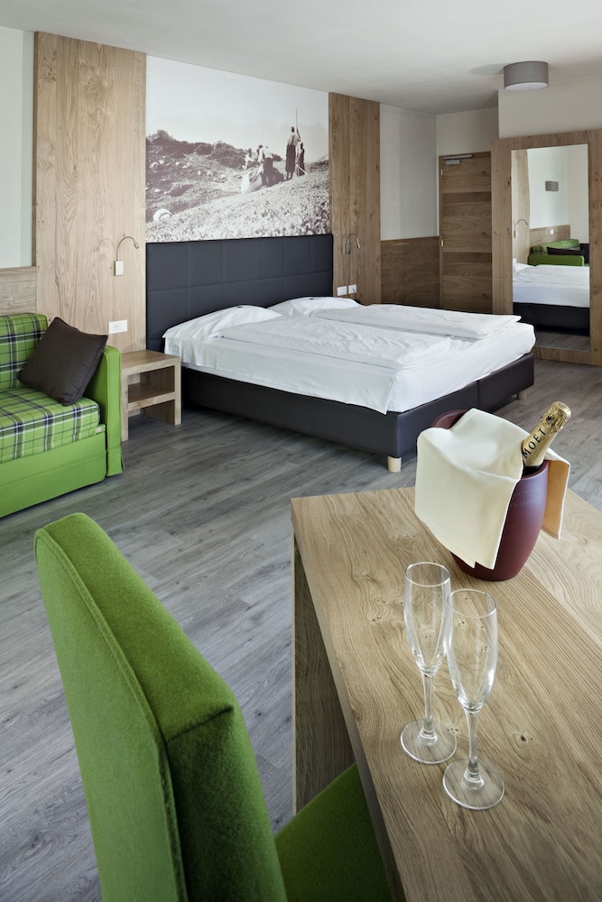 Deluxe Room - Photo 9