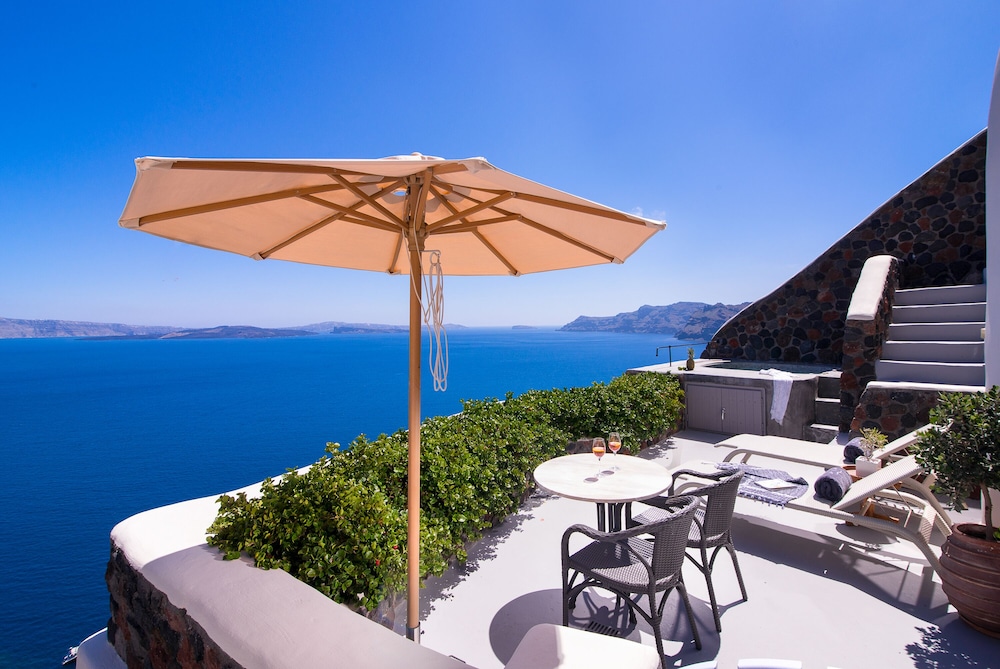 Althaea Honeymoon Cave Suite with Caldera View & Hot Tub - Photo 8