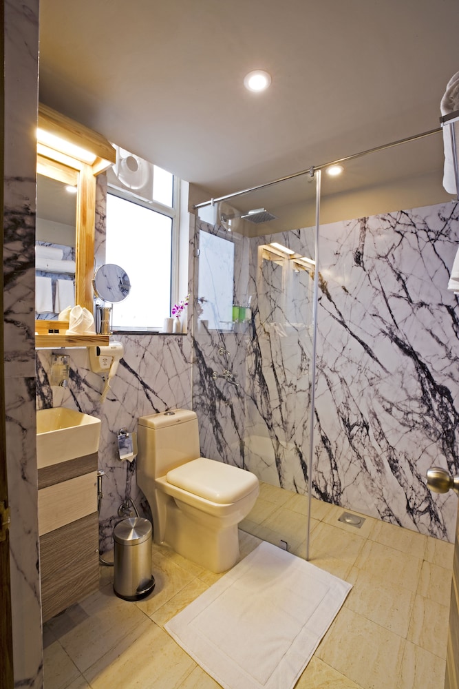 Suite - Photo 3