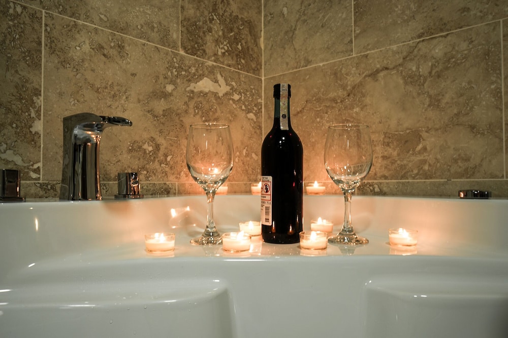 Honeymoon Double Room, 1 King Bed, Jetted Tub, Garden Area - Photo 7