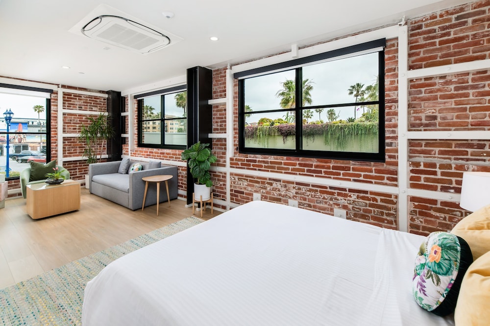 Room, 1 Queen Bed with Sofa bed, City View (Suite 201) photo 2