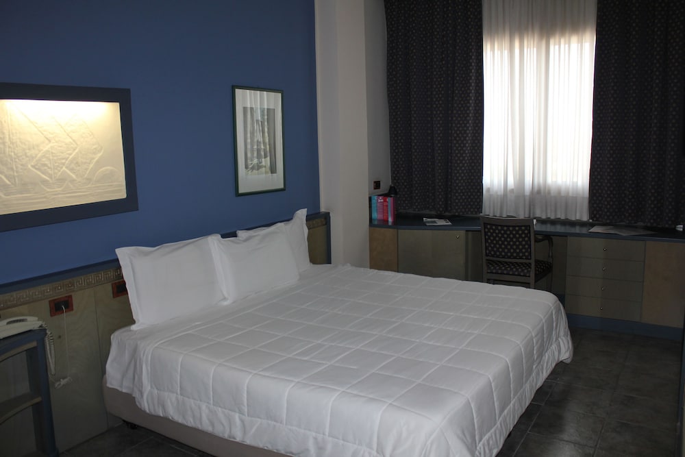 Standard Room, Multiple Beds - Photo 5