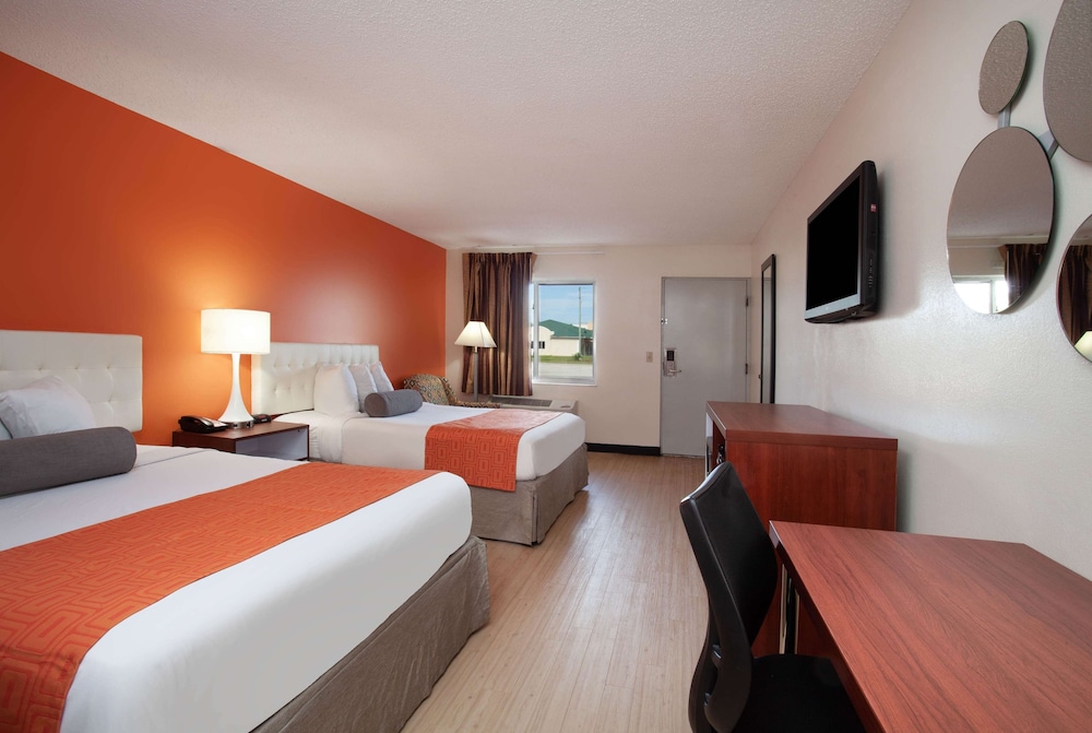 Standard Room, 2 Queen Beds, Smoking photo 2