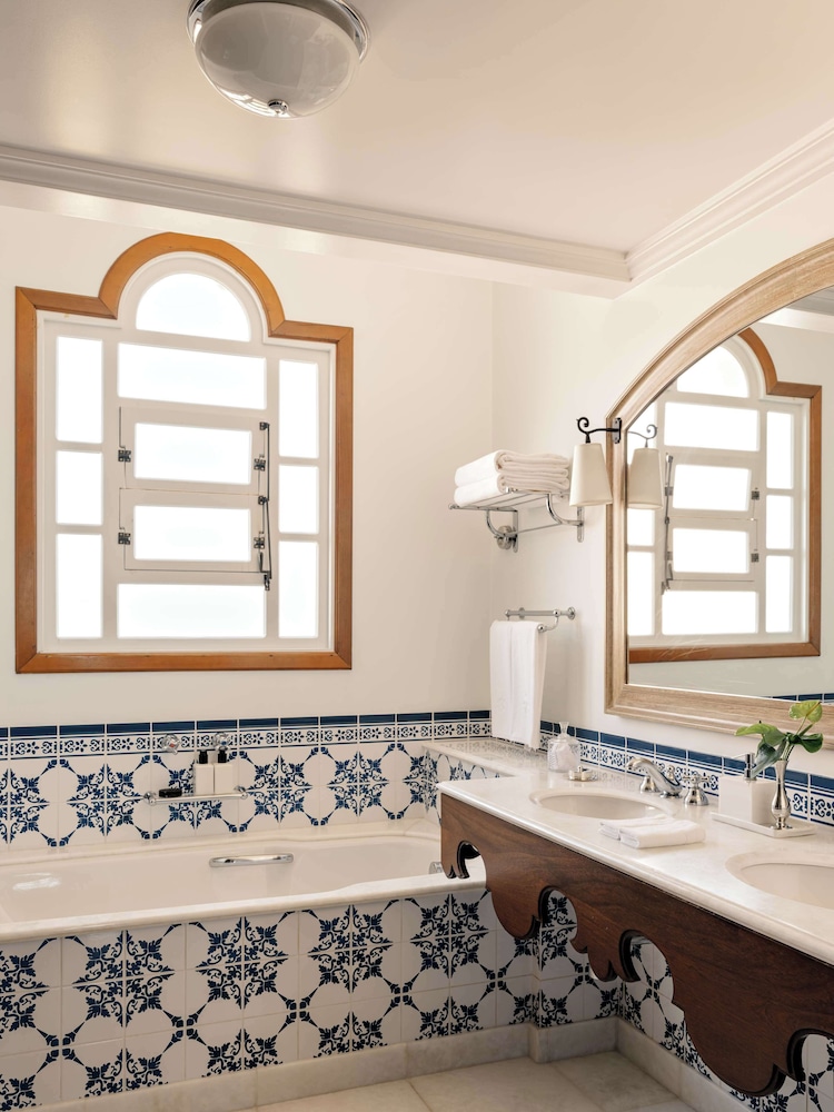 Superior Suite - Photo 10