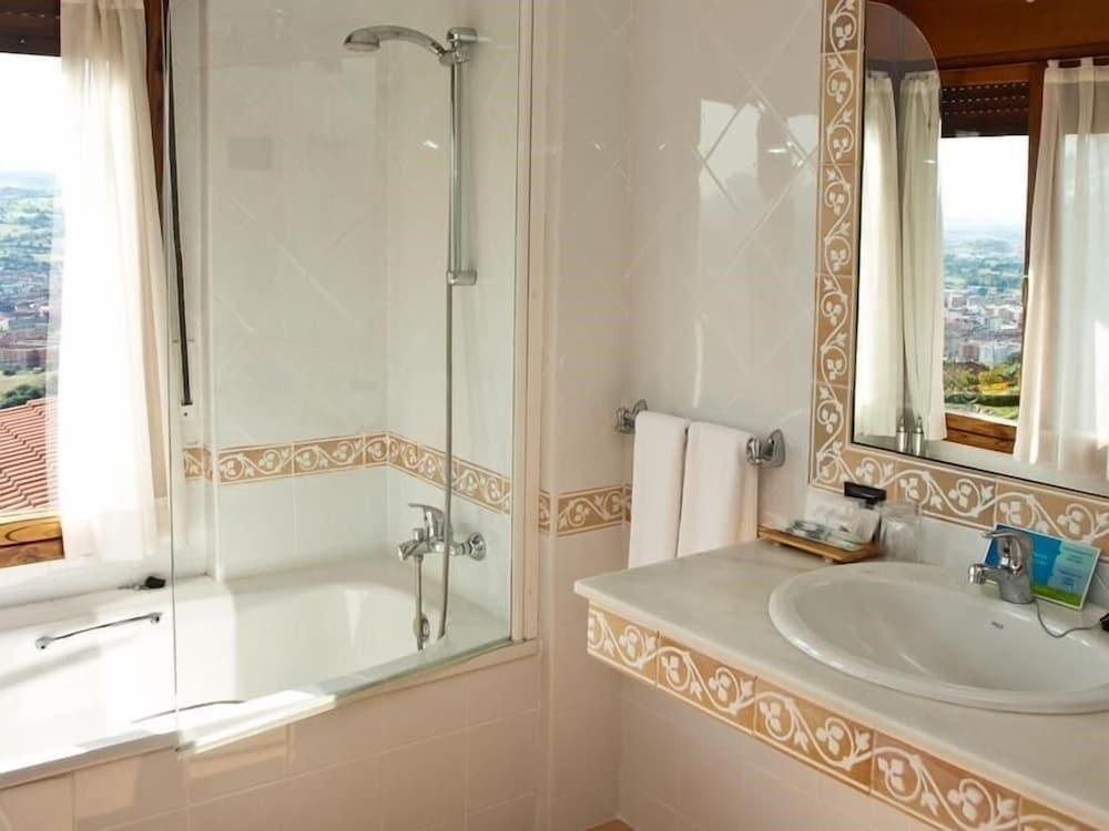 Superior Double Room, Ensuite - Photo 2