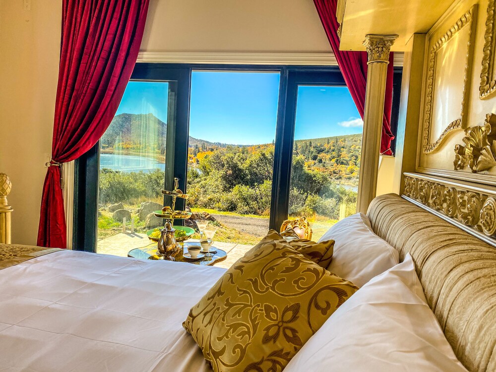 Romantic Studio Suite, 1 King Bed, Lake View