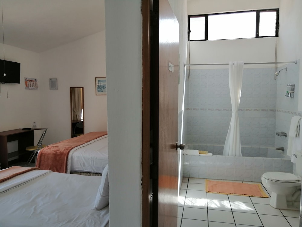 Standard Double or Twin Room, Multiple Beds, Non Smoking, Private Bathroom photo 3