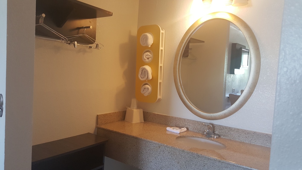 Standard Room, 2 Double Beds, Non Smoking - Photo 7