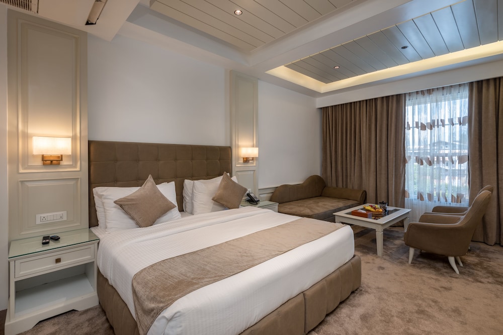 Luxury Suite with Bathtub photo 1