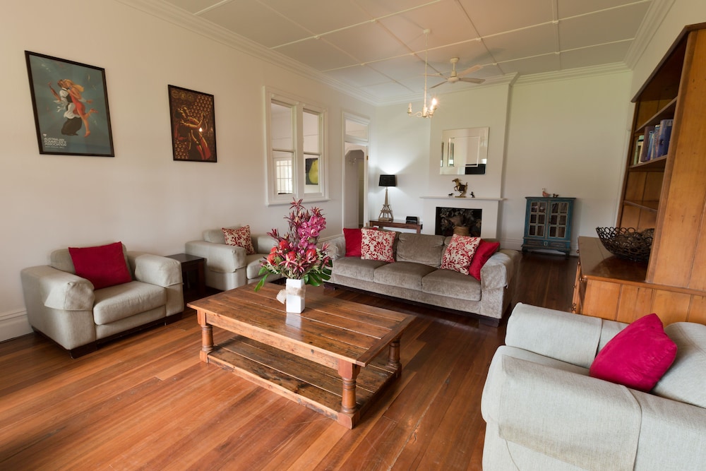 House, 3 Bedrooms, 2 Bathrooms photo 1