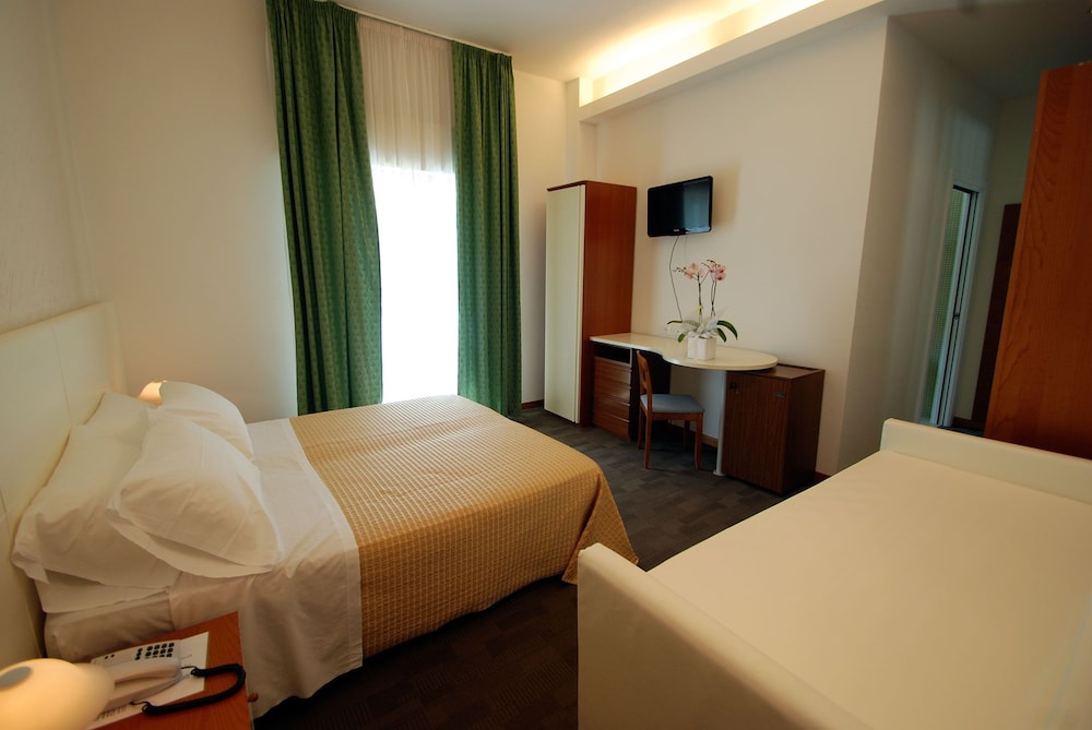 Executive Quadruple Room photo 3