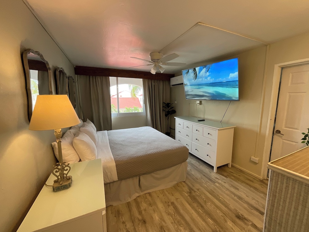 Business Suite, 1 King Bed, Kitchen, Courtyard View photo 2