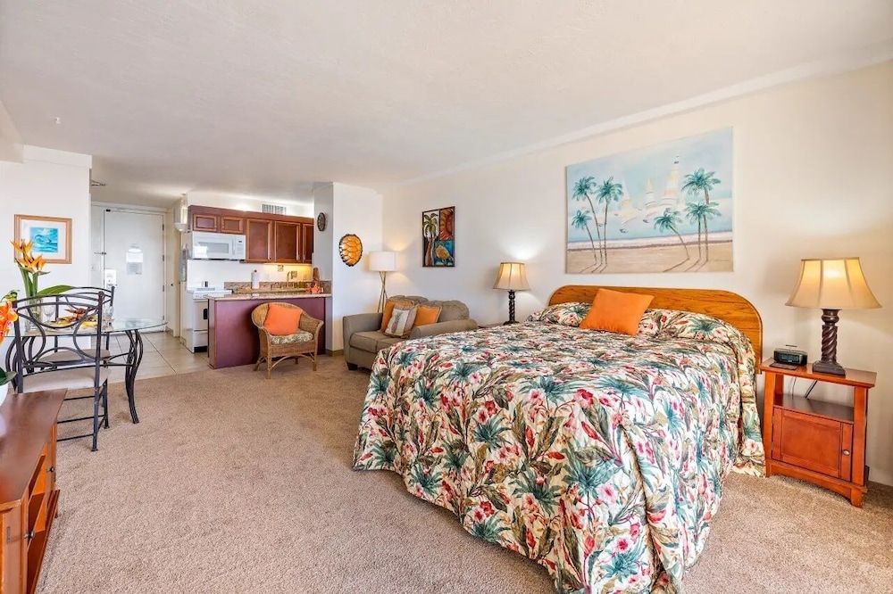 Junior Studio Suite, 1 Queen Bed, Lanai, Oceanfront (Specific Unit May Vary) photo 3