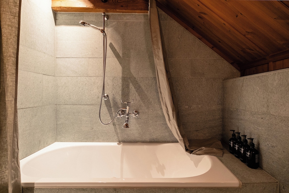 Junior Suite (Attic, Family, Jungfrau View) - Photo 8