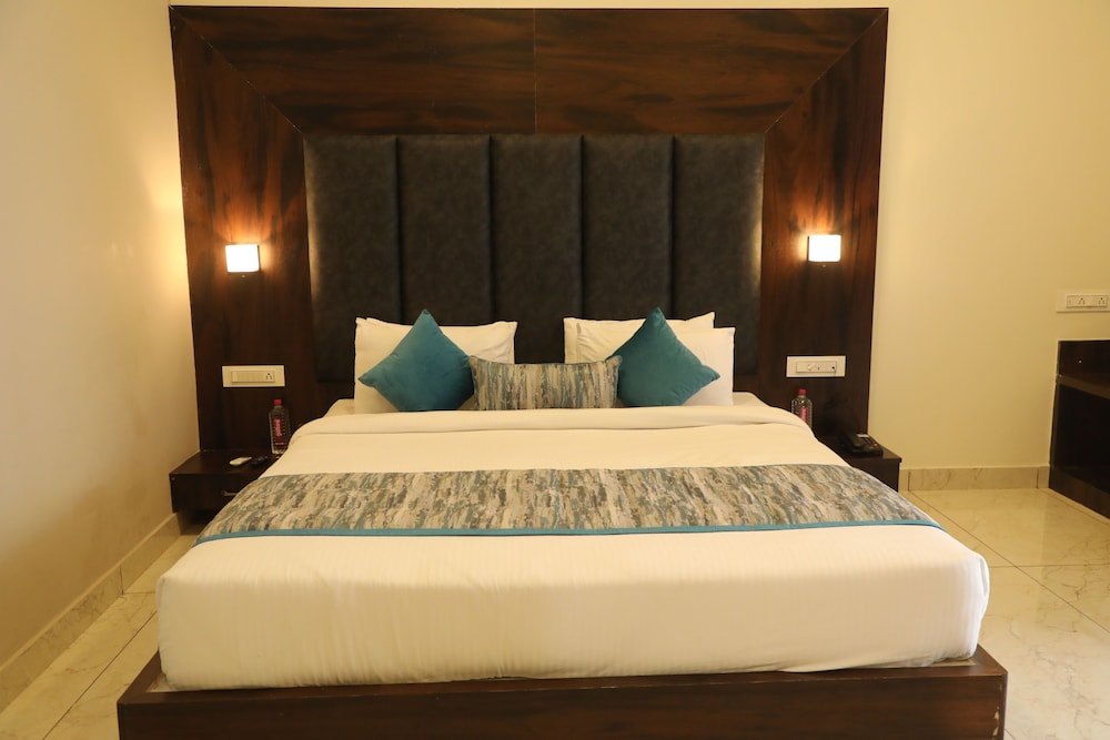 Deluxe Pool View Room with Private Balcony photo 3