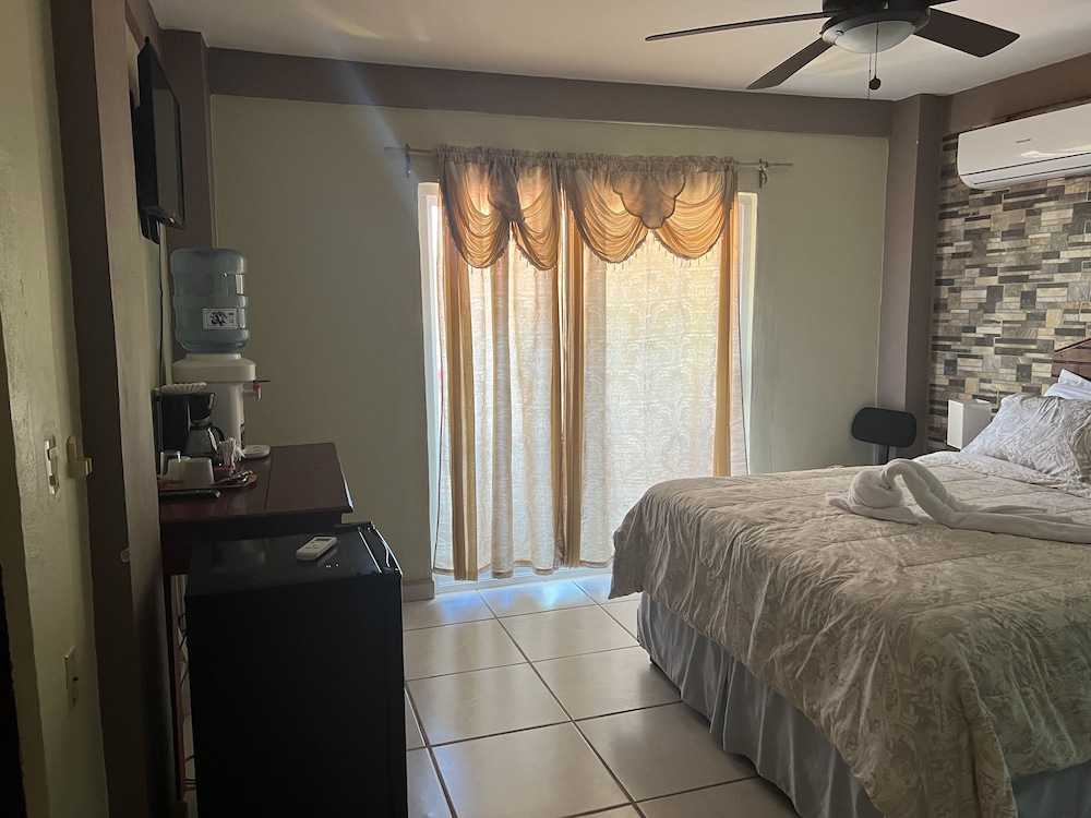 Standard Room, 1 Queen Bed