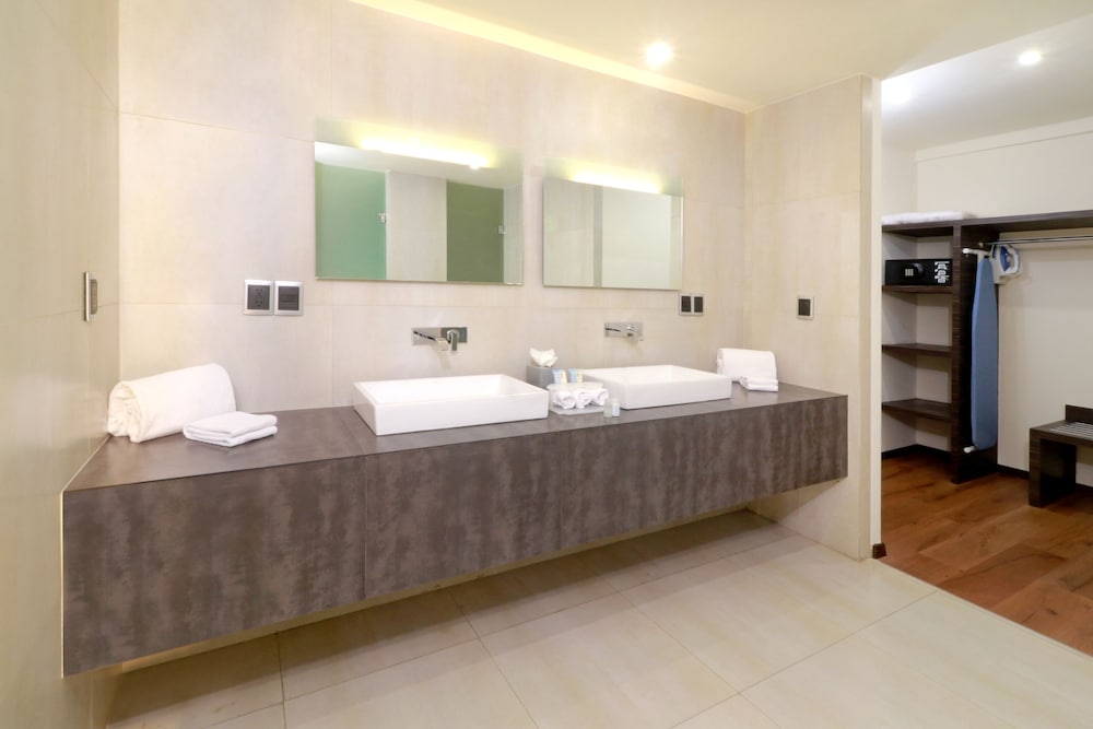 Suite, 1 King Bed thumbnail 6
