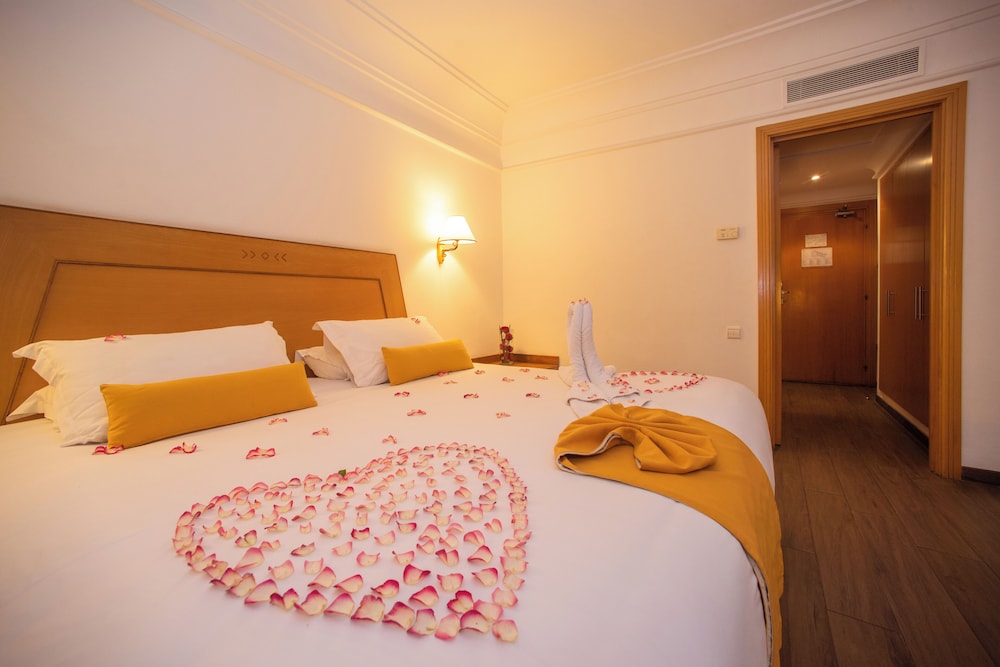 Luxury Twin Room, Pool View - Photo 13