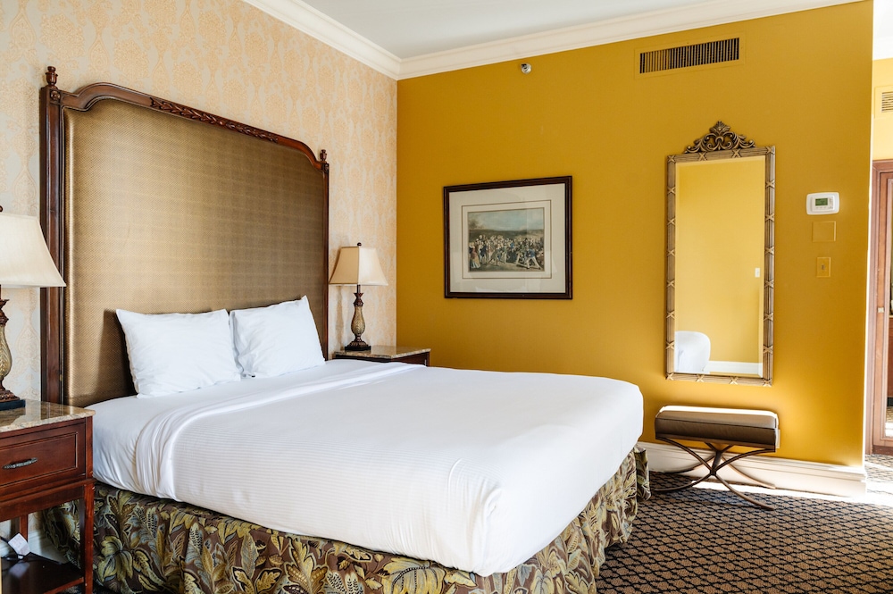 King Room with Balcony (24/7 Front Desk) - Photo 1