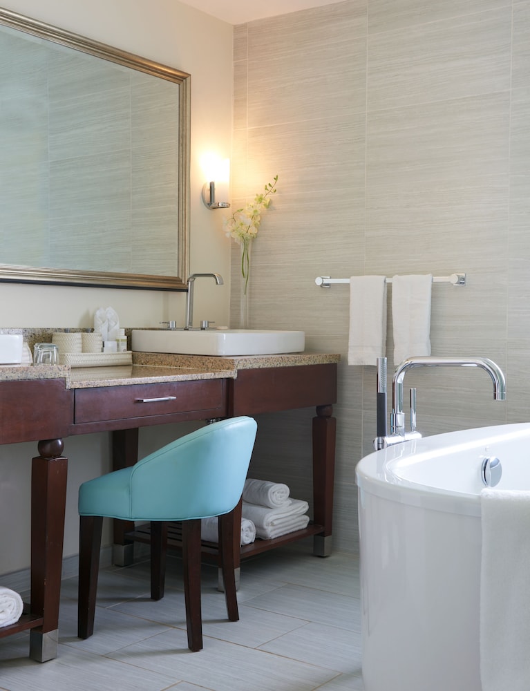 Signature Suite, Poolside photo 3