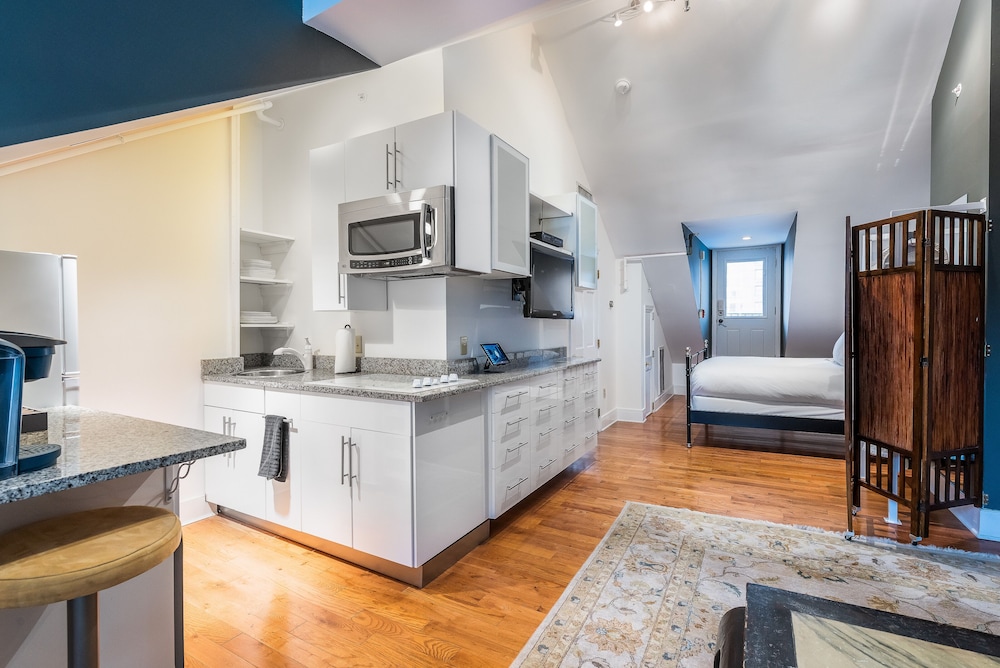 Classic Studio, 1 Queen Bed, City View