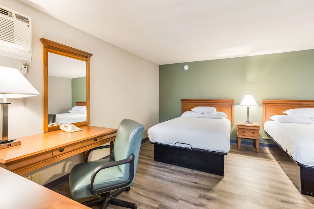 Room, 2 Double Beds, Smoking - Photo 1