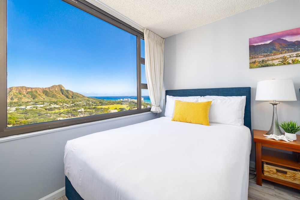 Diamond Head and Ocean views with King Bed and Parking: Condo, 1 Bedroom, Balcony, Ocean View (0023) photo