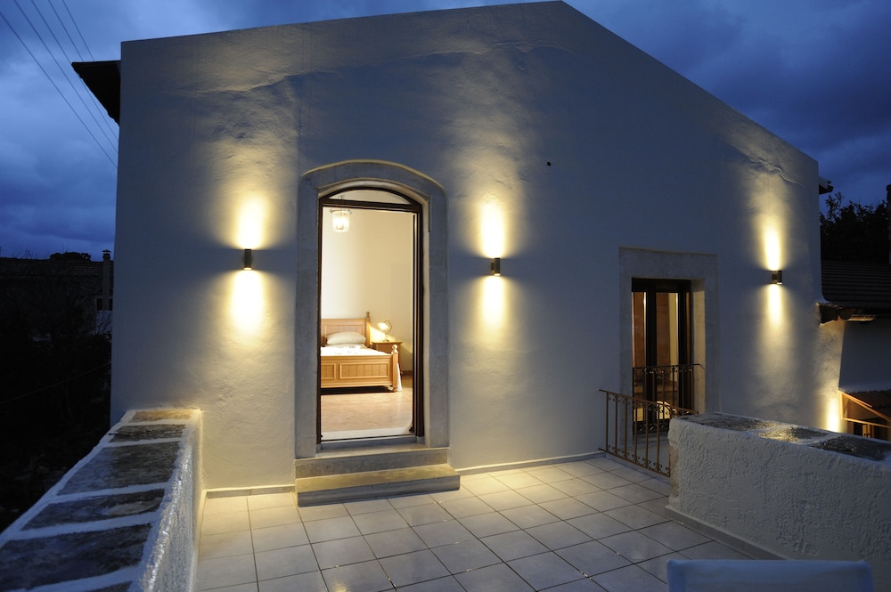 House, 3 Bedrooms photo 2