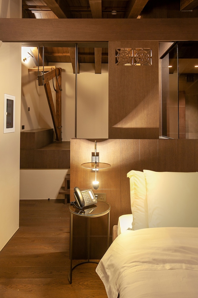 Attic Room with Outdoor Hot Tub photo 3