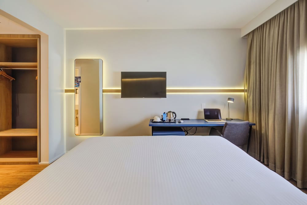 Room, 1 Queen Bed, Refrigerator photo 3