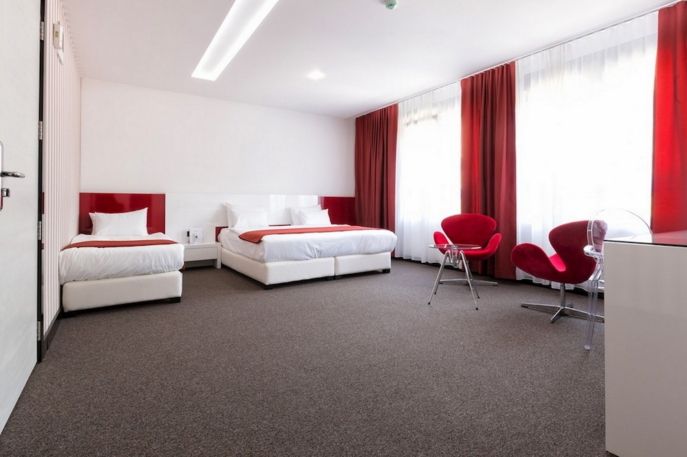 Family Room, 1 Bedroom photo 1