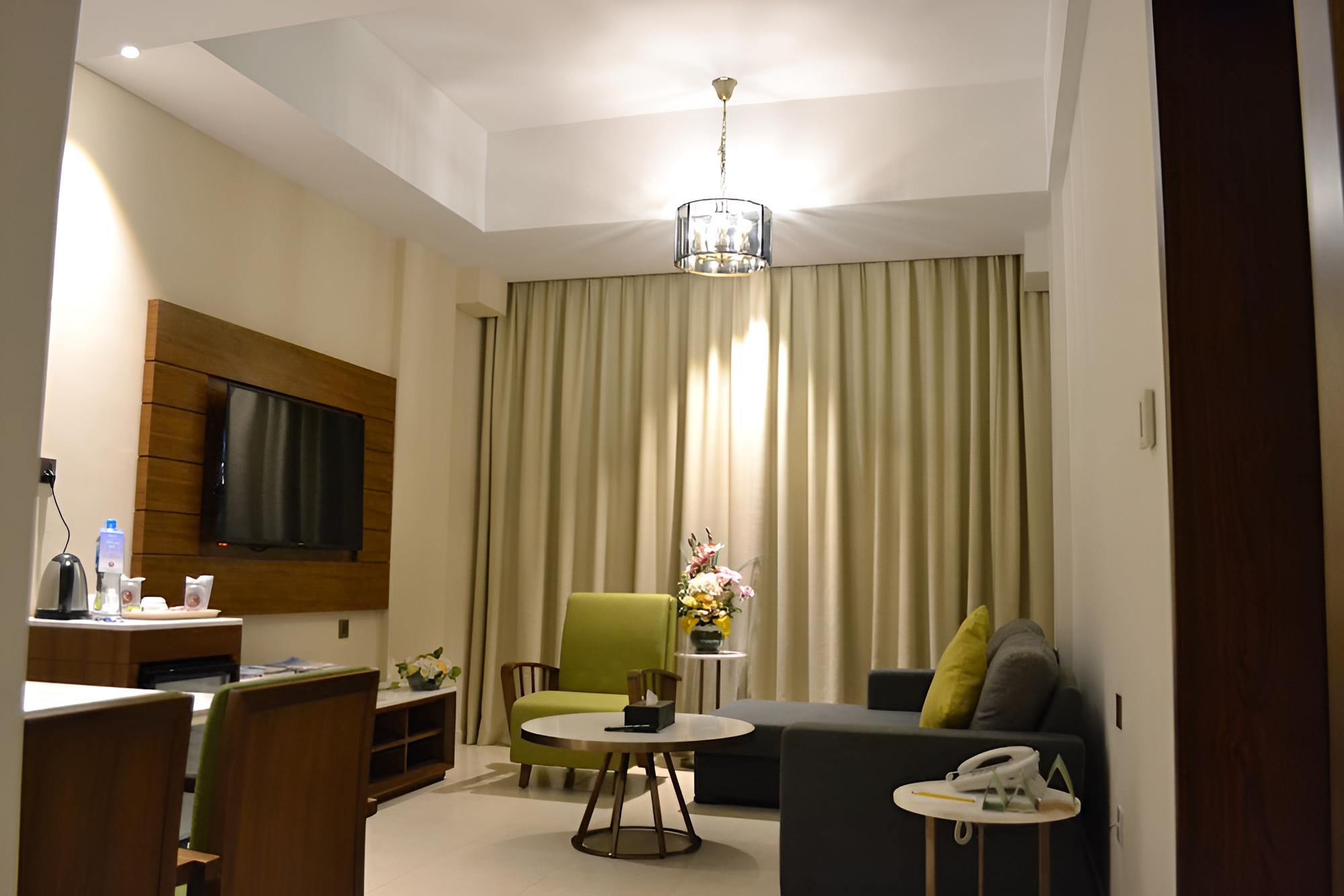 Suite, 2 Bedrooms - Photo 8