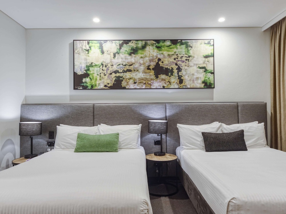Deluxe Room (1 Queen Bed and 2 Twin Beds) - Photo 4