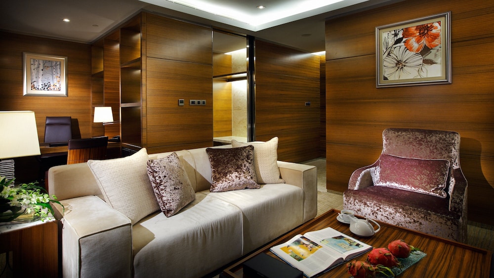 Suite, 1 Bedroom, Lake View - Photo 6