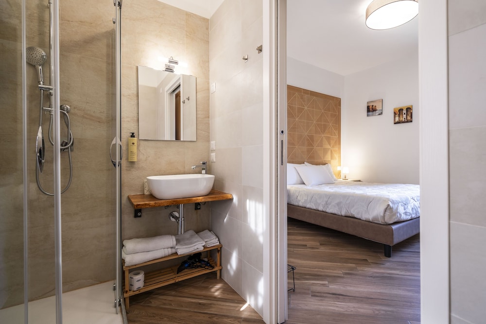 Standard Double Room - Photo 24