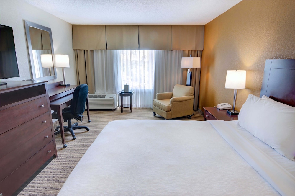 Standard Room, 1 King Bed, Accessible (Transfer Shower) - Photo 3