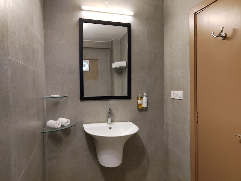 Deluxe Room - Photo 8