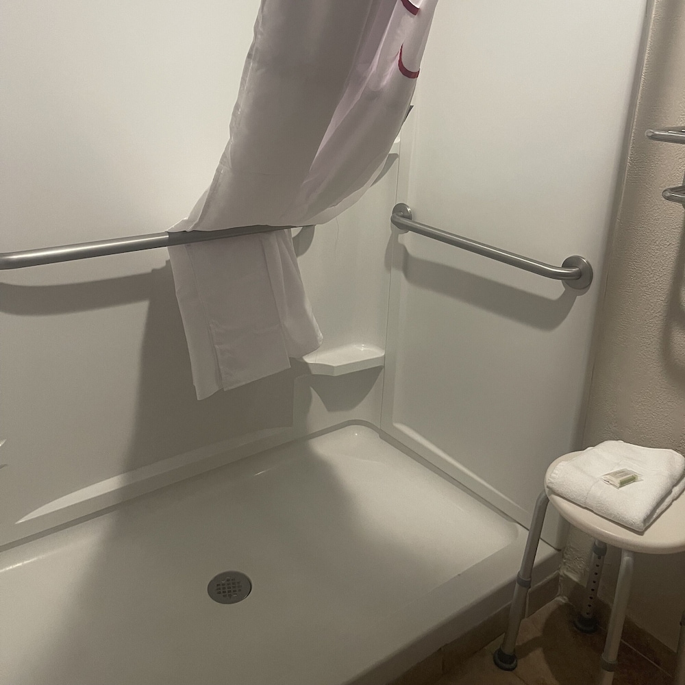 Deluxe Room, 1 King Bed, Accessible, Non Smoking - Photo 4