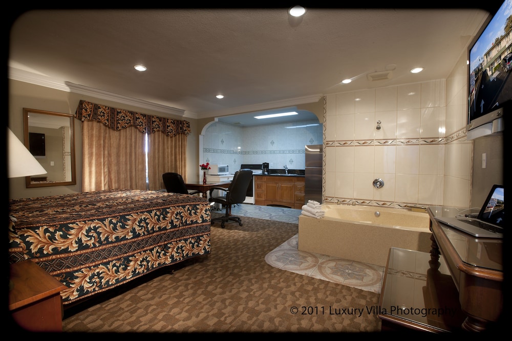 Honeymoon Room photo 1