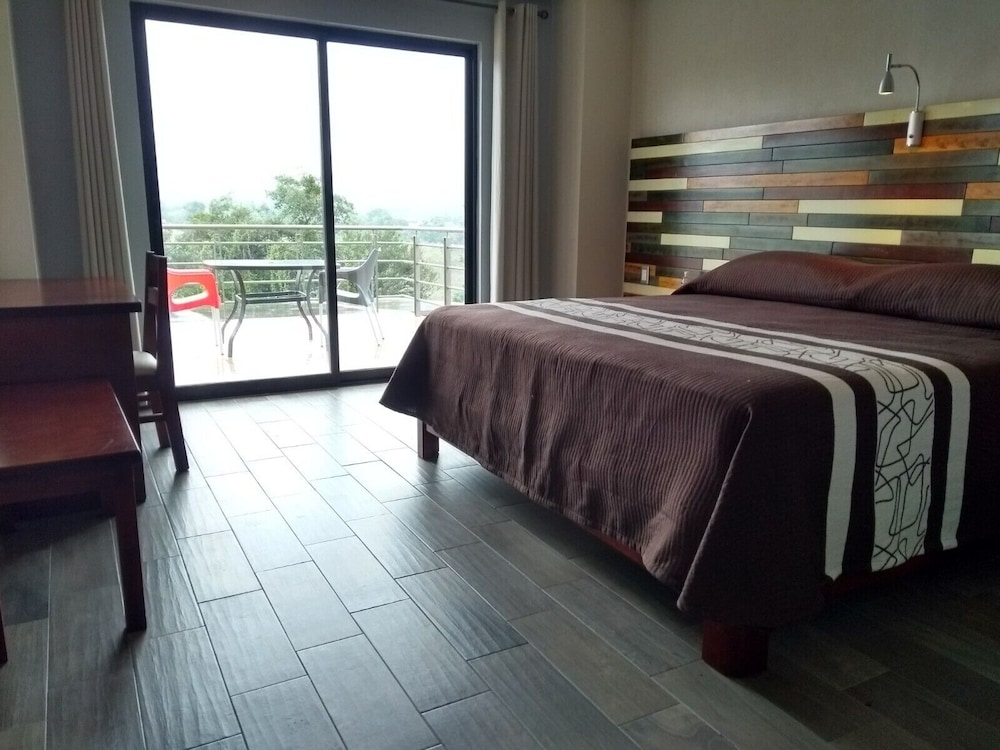 Standard Room, 1 King Bed, Non Smoking photo 3