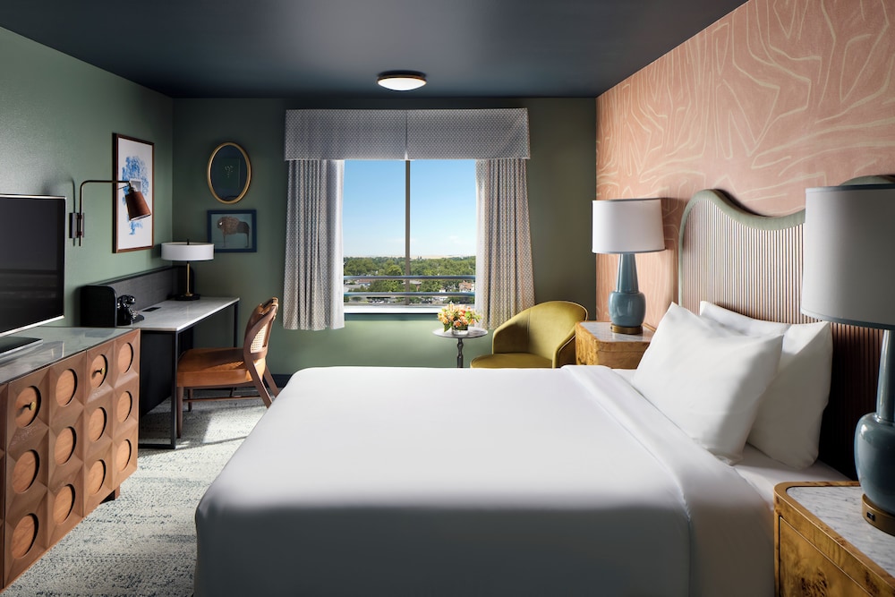 Room, 1 King Bed with Sofa bed, Tower (Marc) photo 1