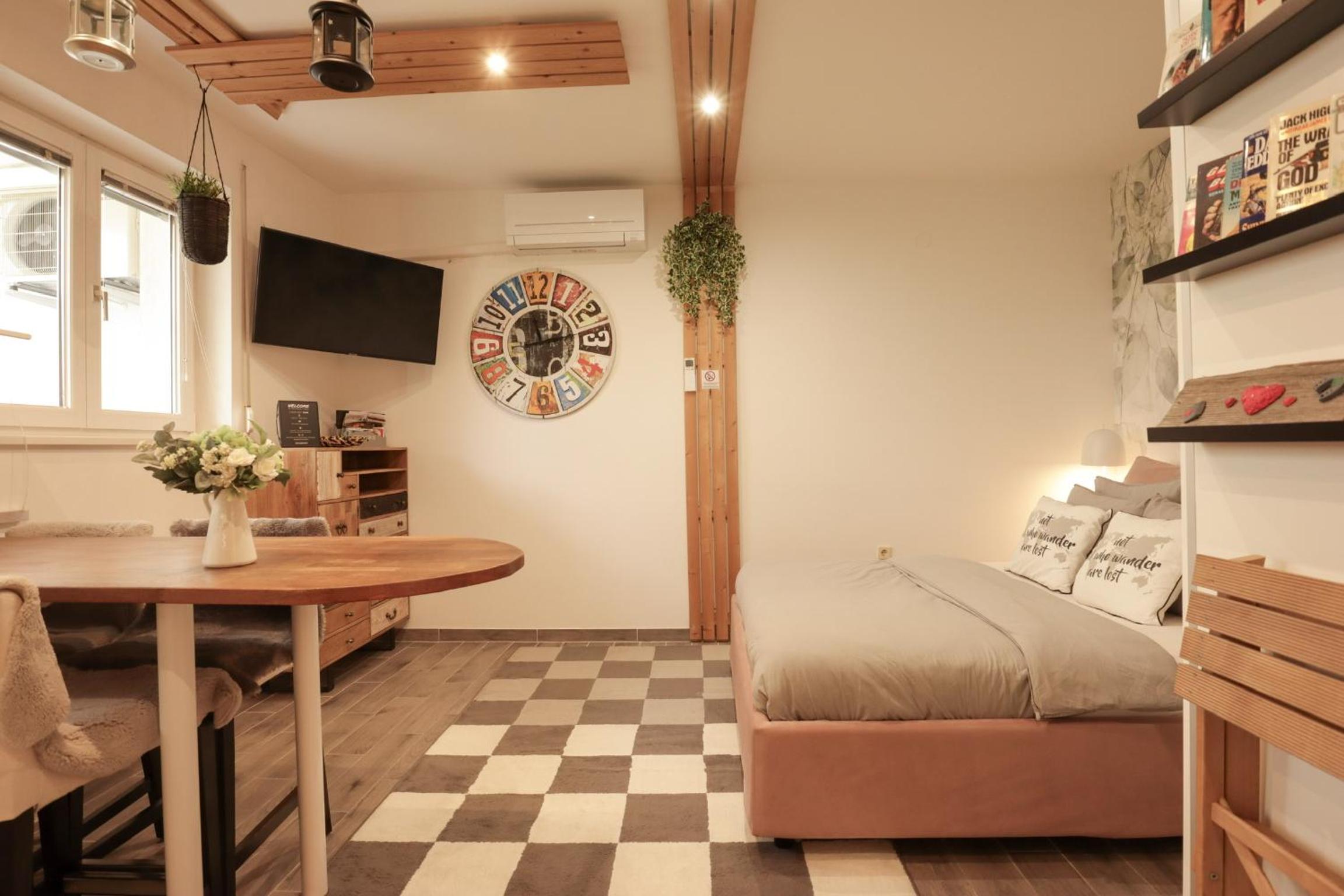 Studio with Terrace and Private Bathroom - Photo 9