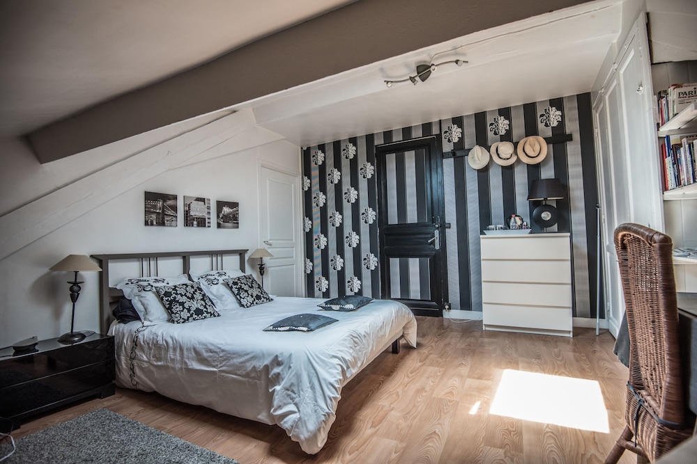 Classic Double Room (N°3 Black and white)