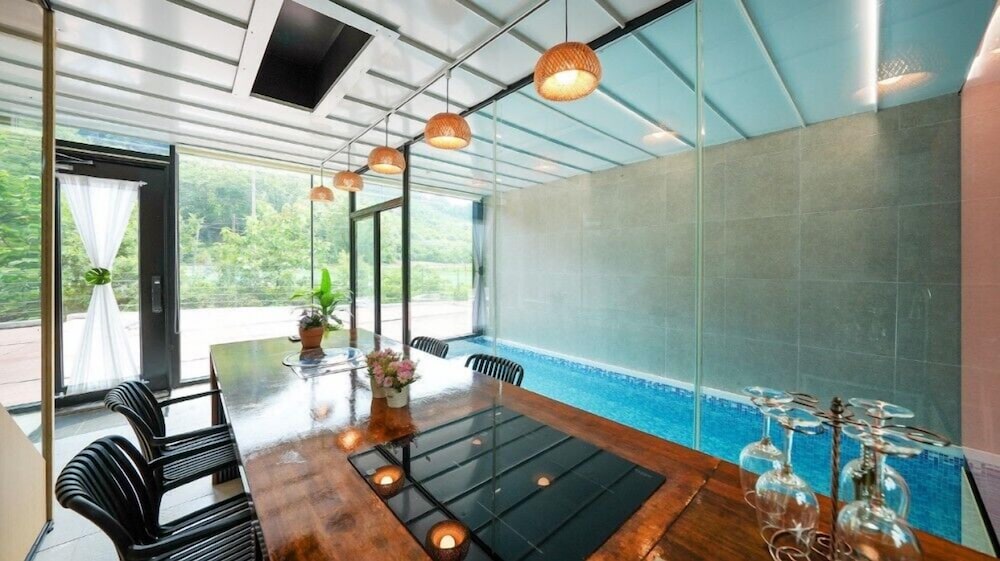 Room (F1)