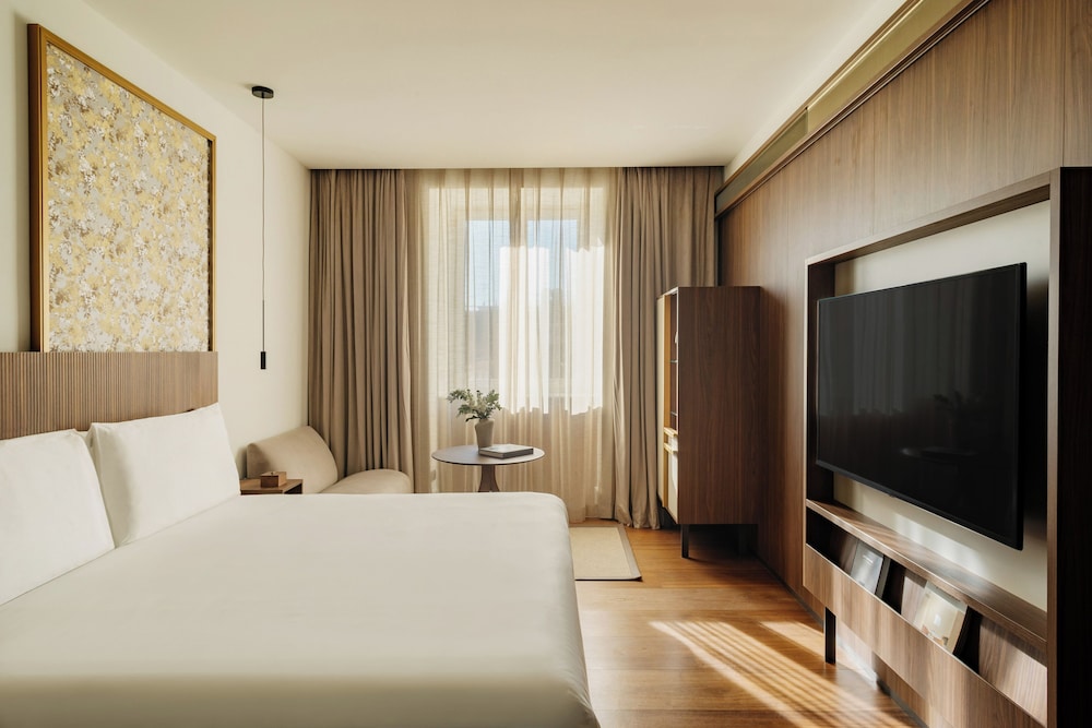 Three Bedroom Suite (Non Smoking) thumbnail 5