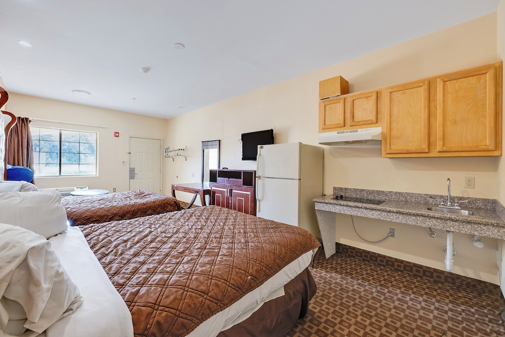 2 Queen Beds Accessible with Kitchenette - Photo 5