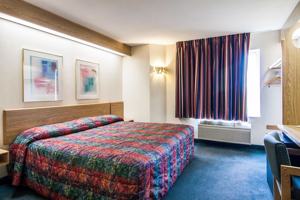 Standard Room, 1 King Bed, Non Smoking - Photo 2